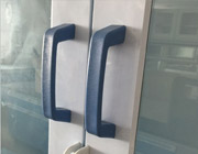  拉手：采用經(jīng)過射出成型的PP材料制成，耐腐蝕性好。（藍(lán)色、白色）配雙掛扣。